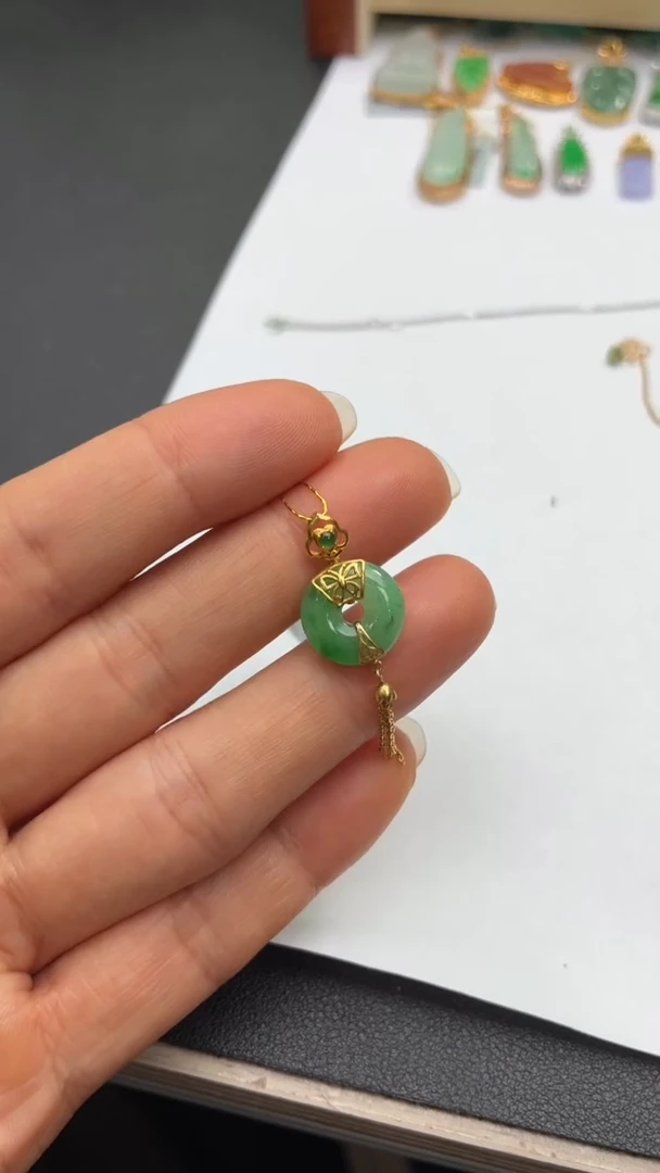 颈饰18K金镶嵌翡翠天然翡翠A货