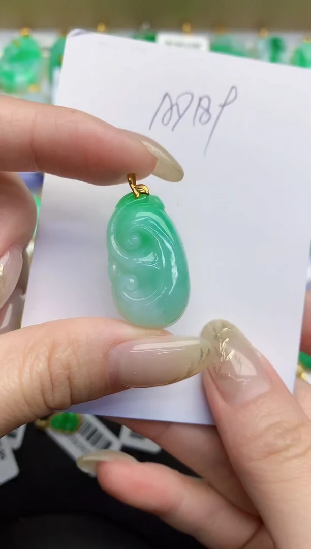 翡翠18K金镶嵌颈饰缅甸天然翡翠A货