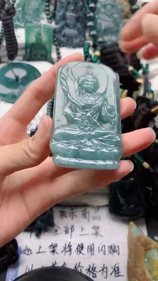 翡翠未镶嵌颈饰·