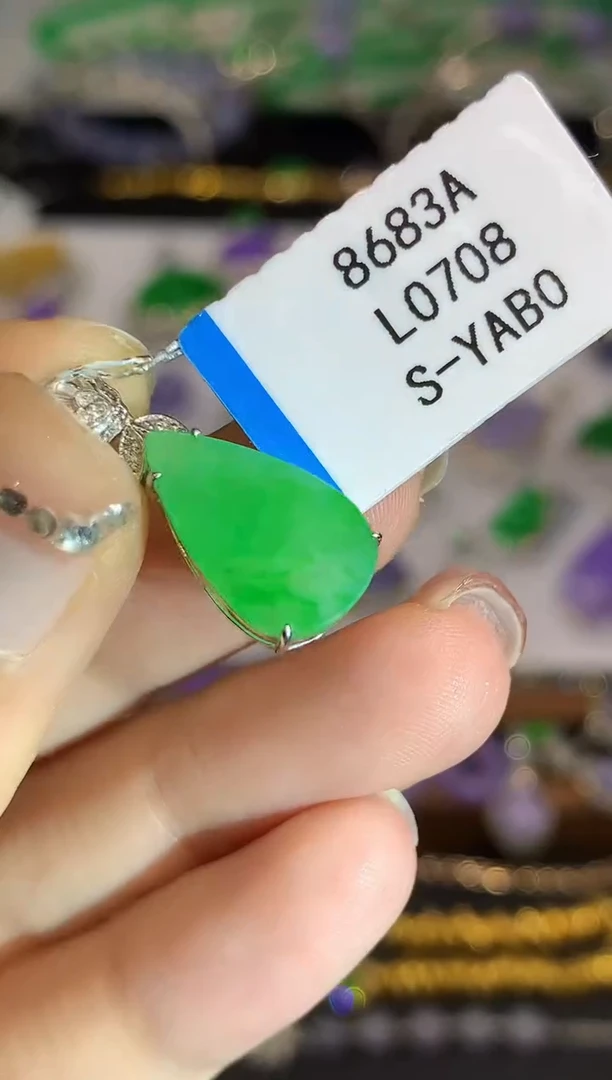 吊坠(不含链)18K金镶嵌翡翠多样性发其一