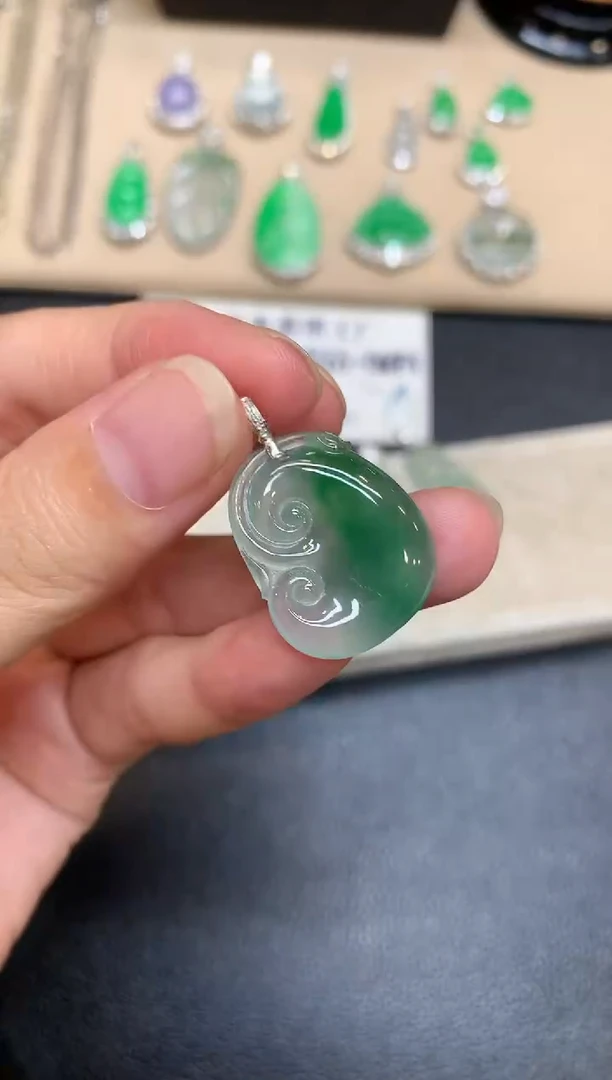 颈饰18K金镶嵌翡翠如意【无服务费