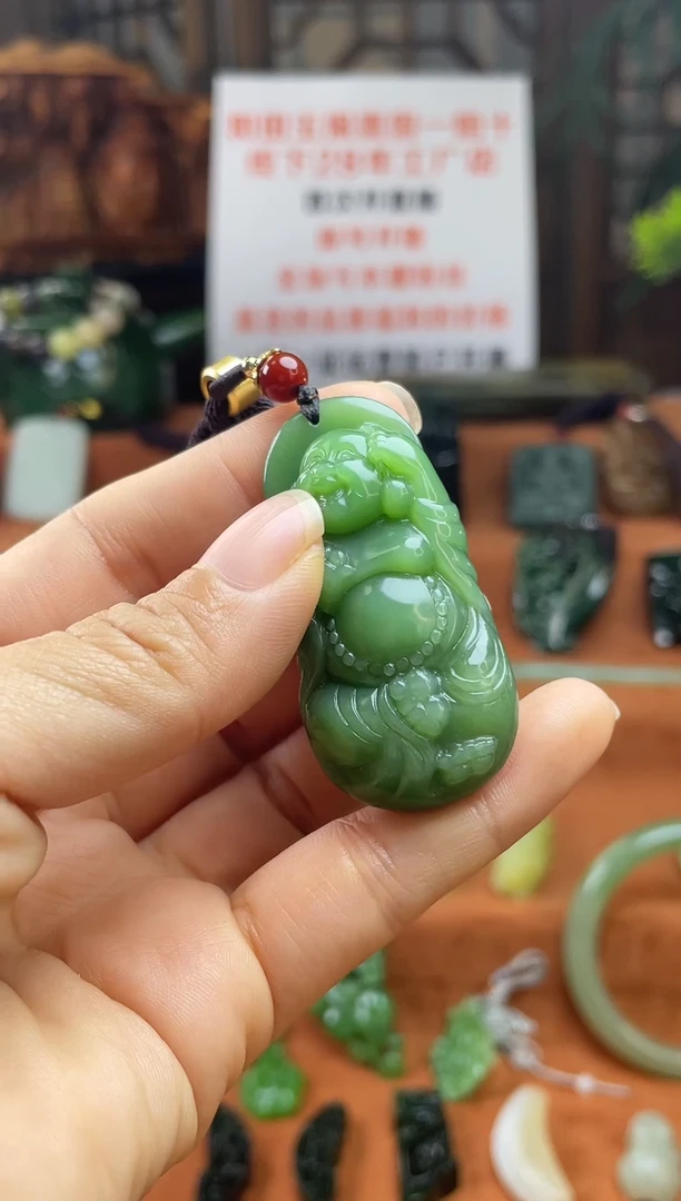 颈饰未镶嵌和田玉俄料碧玉佛公带证书