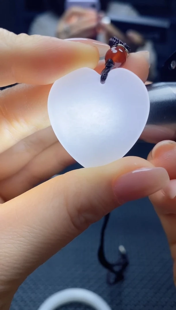 石英质玉（金丝玉）未镶嵌颈饰心形吊坠