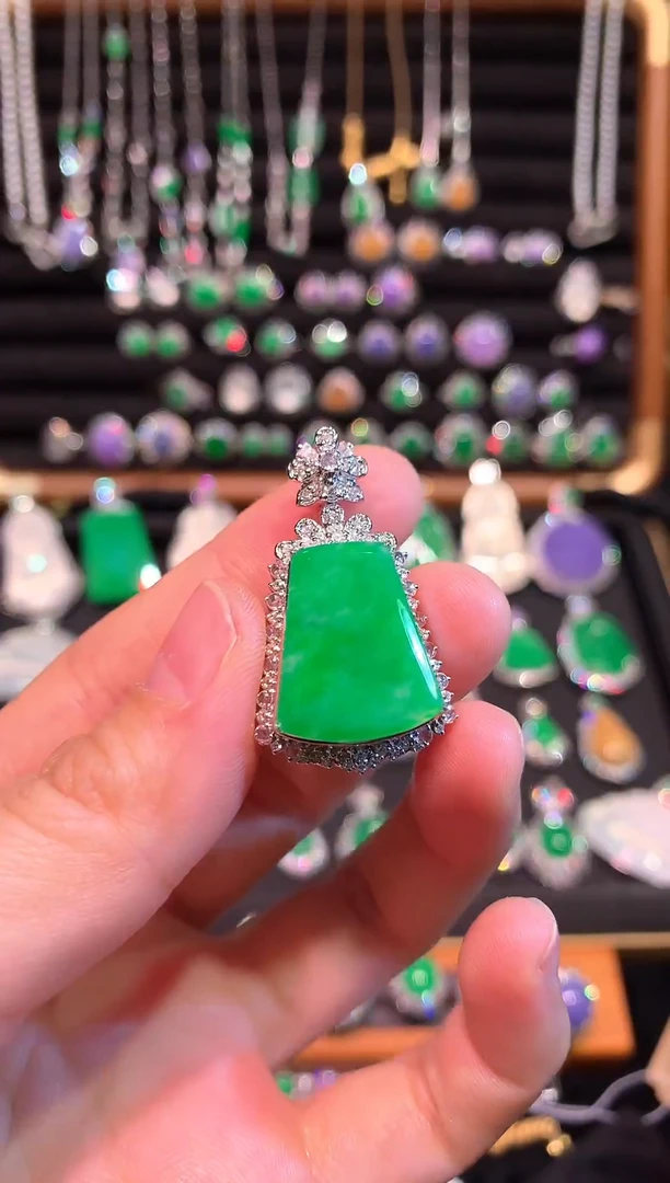 吊坠(赠链)18K金镶嵌翡翠满色满绿无事牌吊坠