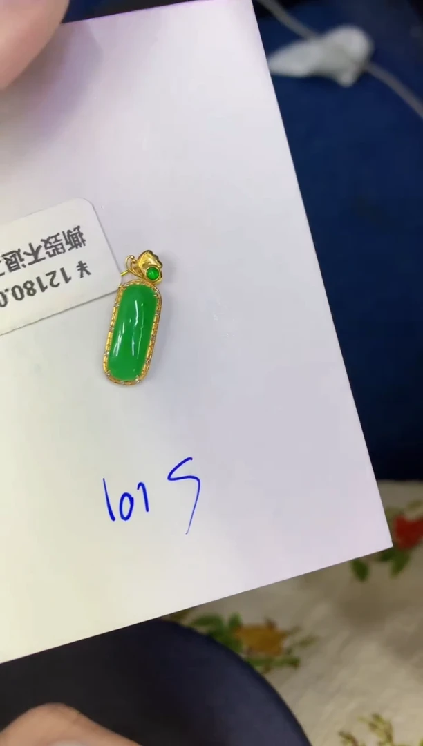 颈饰18K金镶嵌翡翠缅甸天然翡翠A货