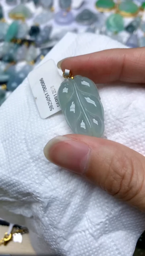 颈饰18K金镶嵌翡翠天然A货翡翠