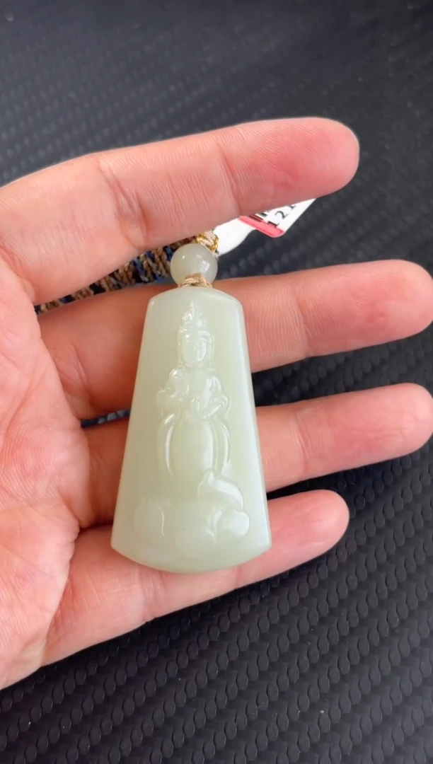 和田玉未镶嵌吊坠(赠链)且末微色差迪克兰吊坠