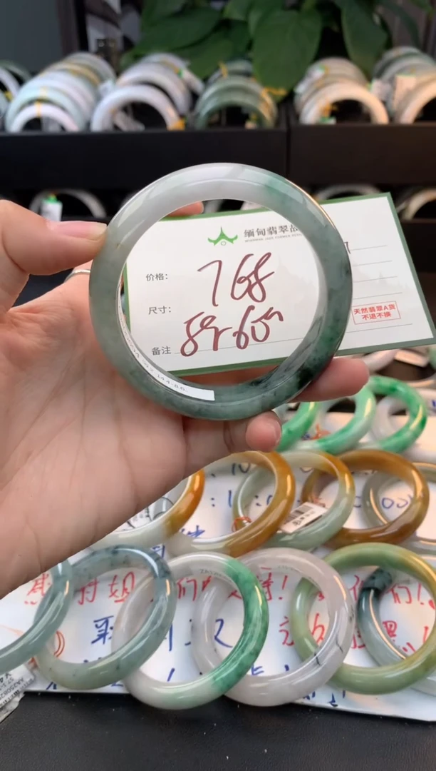 未镶嵌定制翡翠毛货需精细抛光+多人