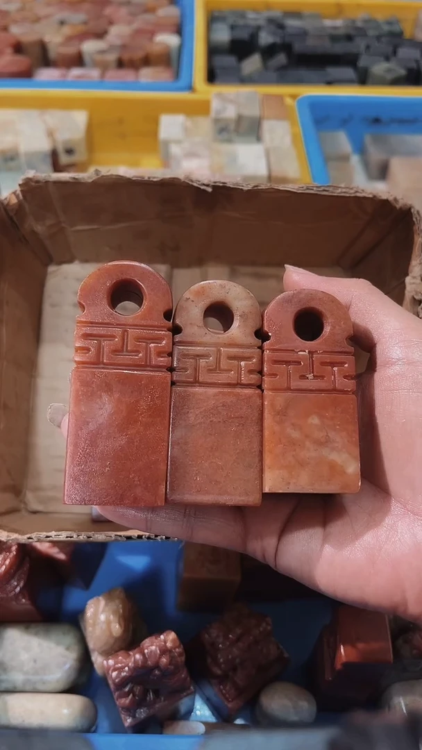 老挝石苍*云瑕疵不规则章带雕钮