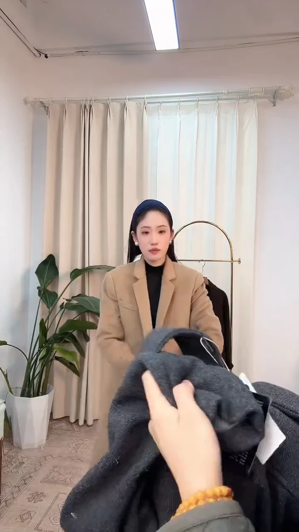 女士时尚搭配外套