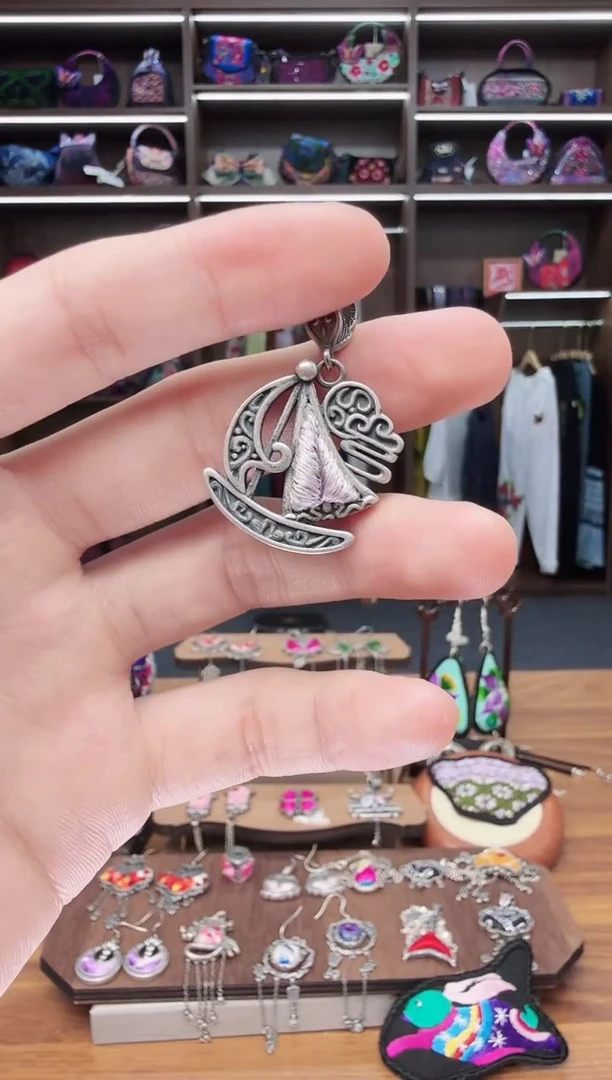 织绣87蒙阿苏苗绣传承店