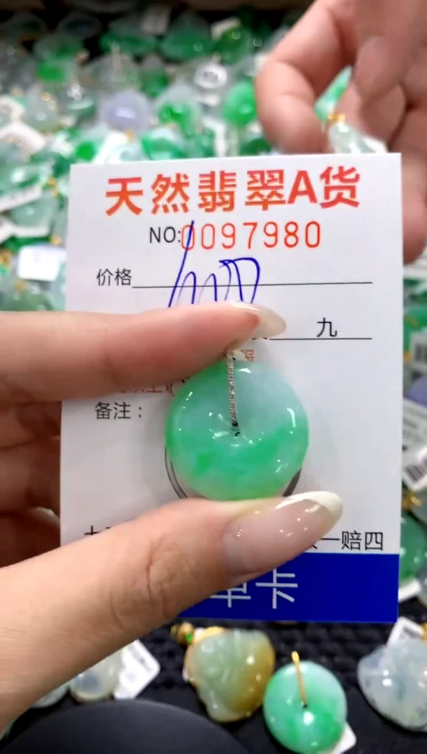 翡翠18K金镶嵌颈饰1111111111111111