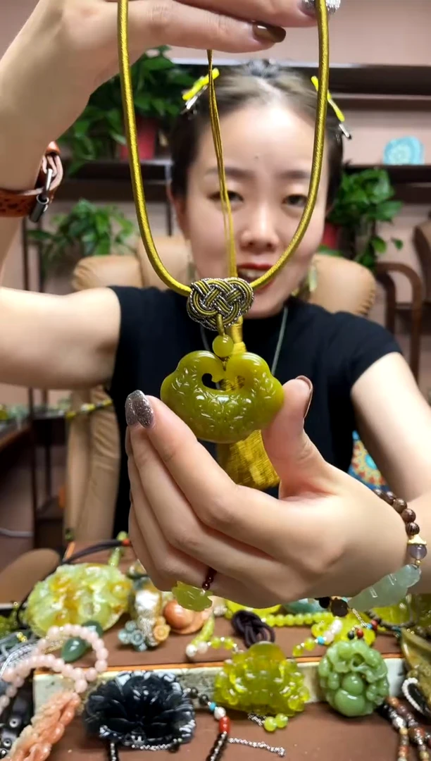 未镶嵌岫玉颈饰多样性发货发其中之一