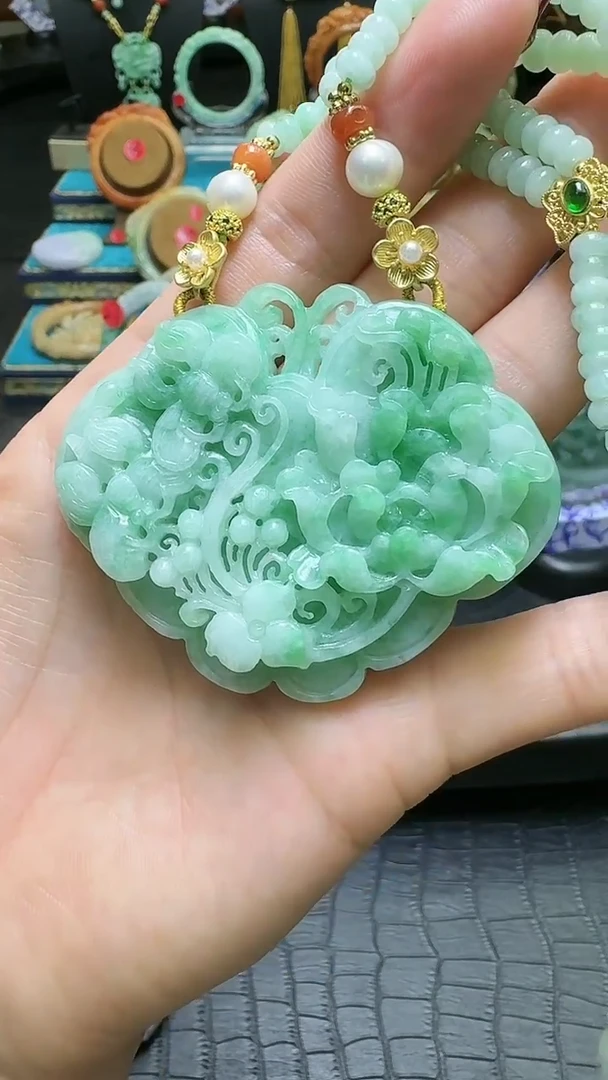 【闪购商品】翡翠颈饰未镶嵌天然翡翠蝴蝶