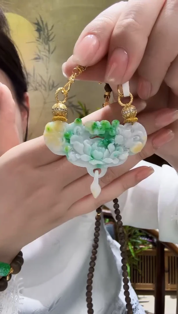颈饰未镶嵌翡翠吊坠