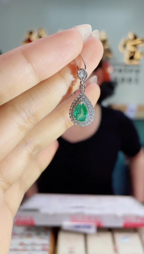 银S925镶嵌颈饰祖母绿吊坠