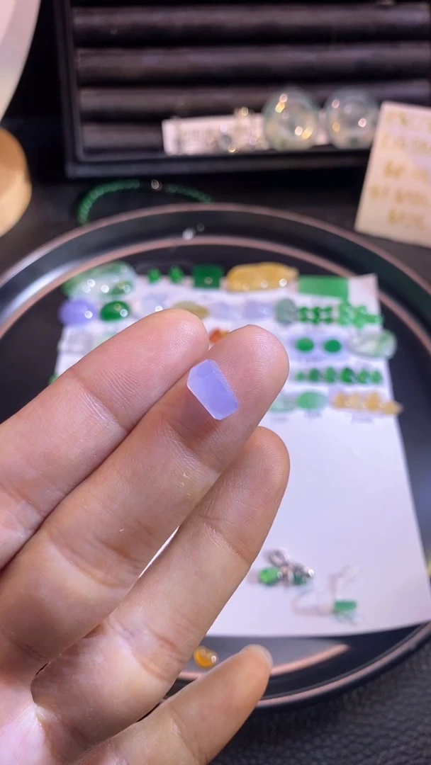 翡翠挂件未镶嵌切割