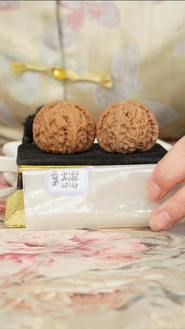 【闪购商品】文玩核桃把件白狮子