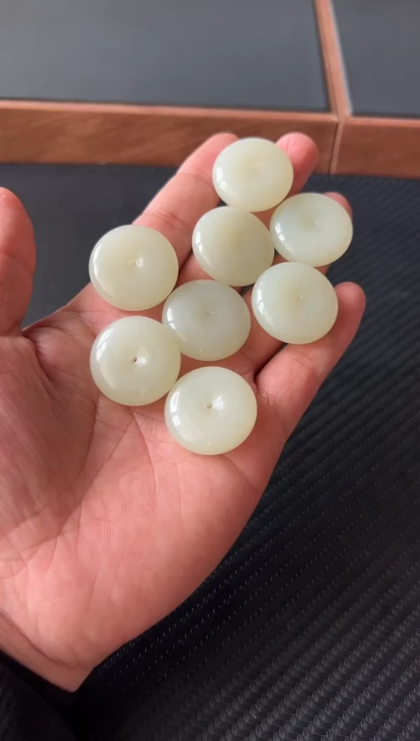 和田玉未镶嵌吊坠(赠链)且末金山微色差J多样性发货拍一发一