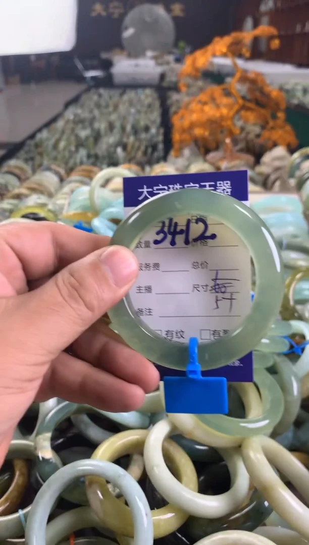 未镶嵌蛇纹石玉手镯蒙**鲨3412