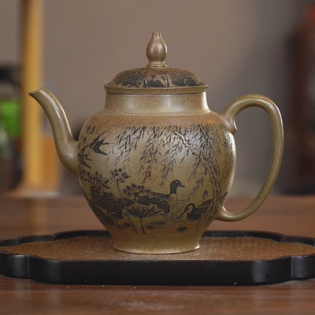 9148宜兴紫砂茶具龙背青古铜泥柴烧刻绘荷塘鸳鸯宫灯壶560cc左右