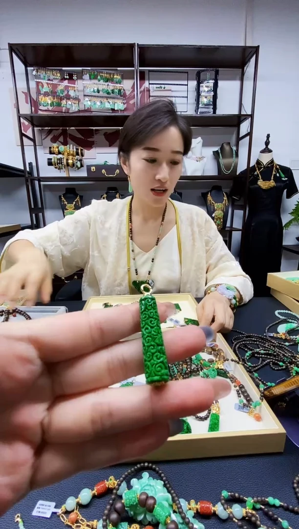颈饰未镶嵌翡翠小**?吊坠