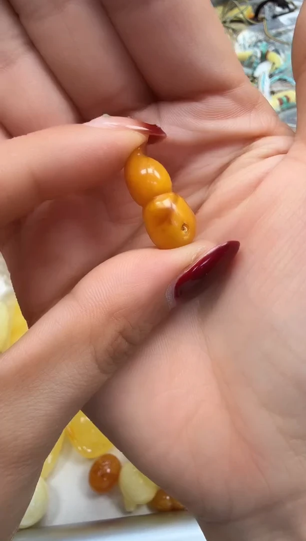 裸石琥珀未镶嵌怡**乐如图