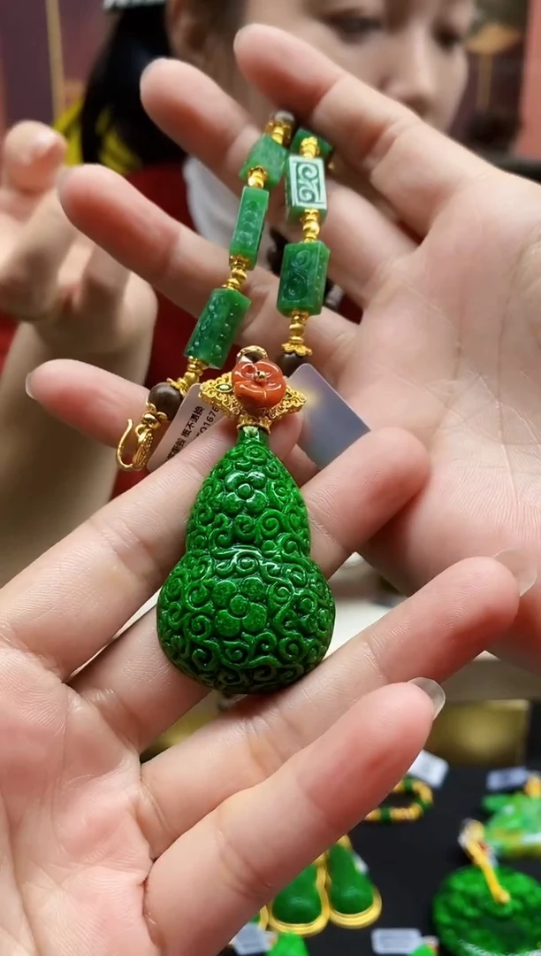颈饰未镶嵌翡翠吊坠