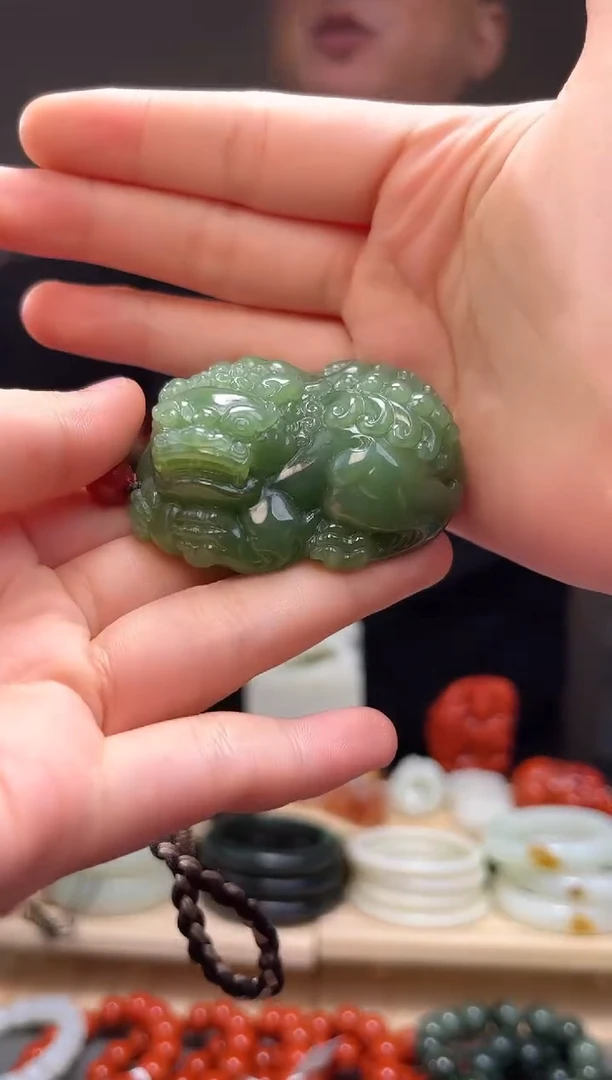 颈饰未镶嵌和田玉吊坠