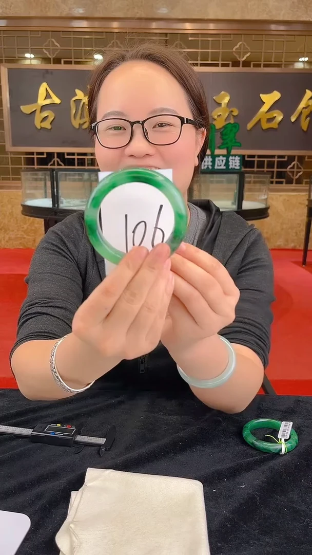 未镶嵌手镯石英质玉（非洲翠）微瑕介意勿拍