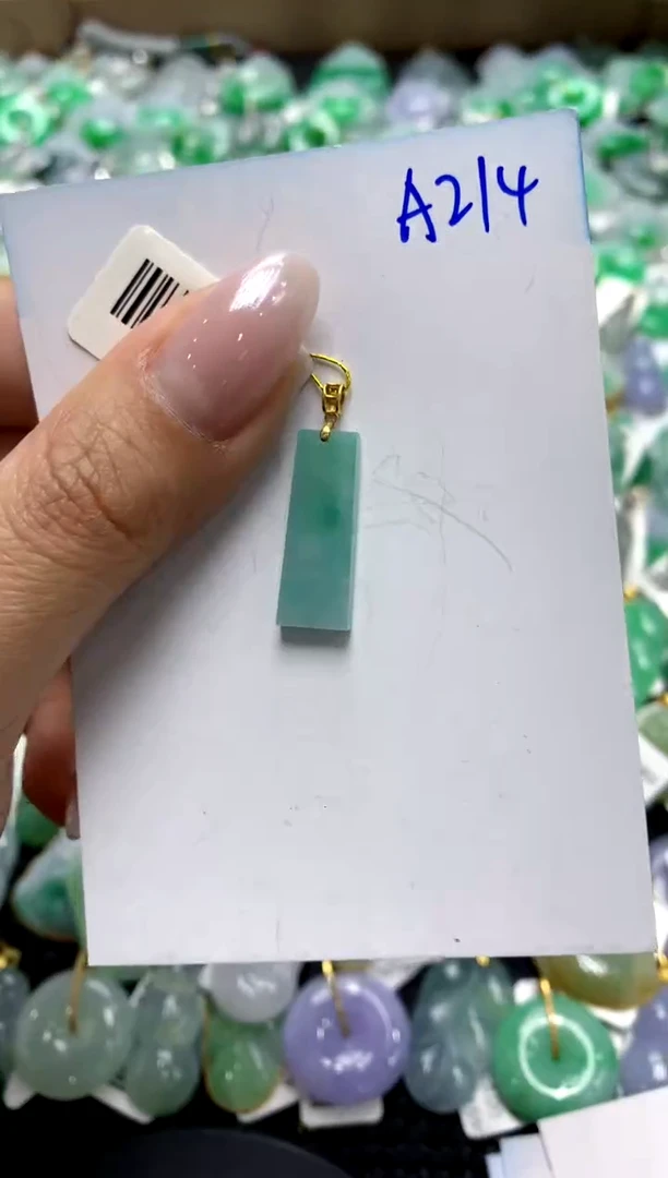 翡翠18K金镶嵌颈饰1111111111111111