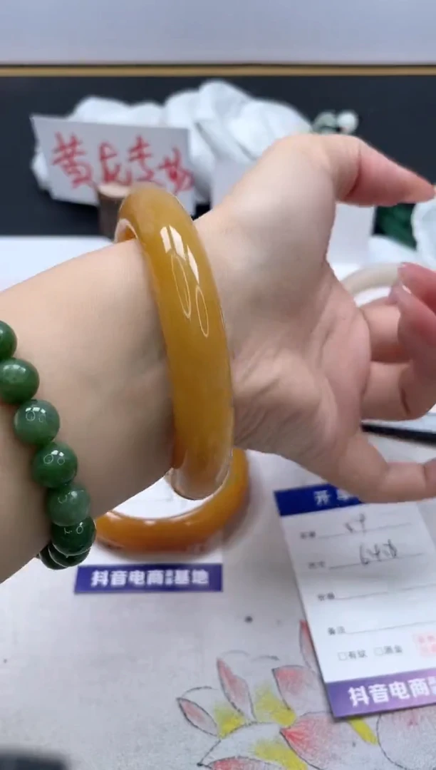【闪购商品】石英质玉手镯未镶嵌84/64.8