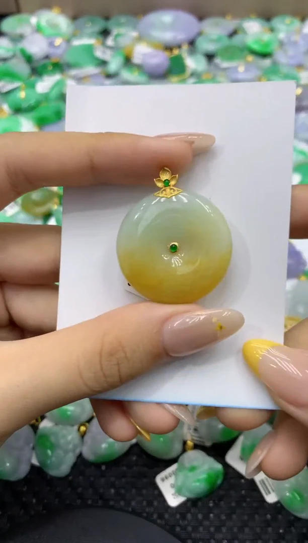 颈饰18K金镶嵌翡翠天然缅甸翡翠A货