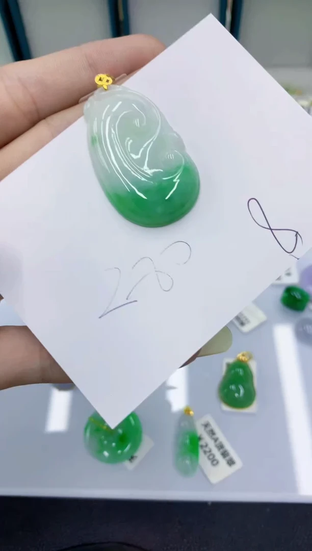 翡翠18K金镶嵌颈饰翡翠