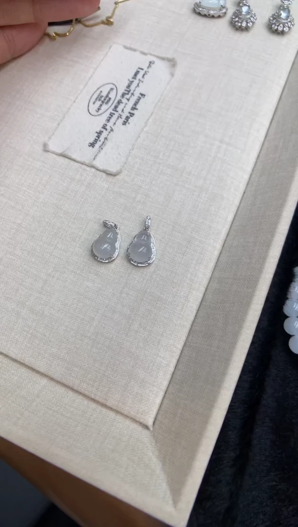 翡翠18K金镶嵌颈饰葫芦-多样性发其一