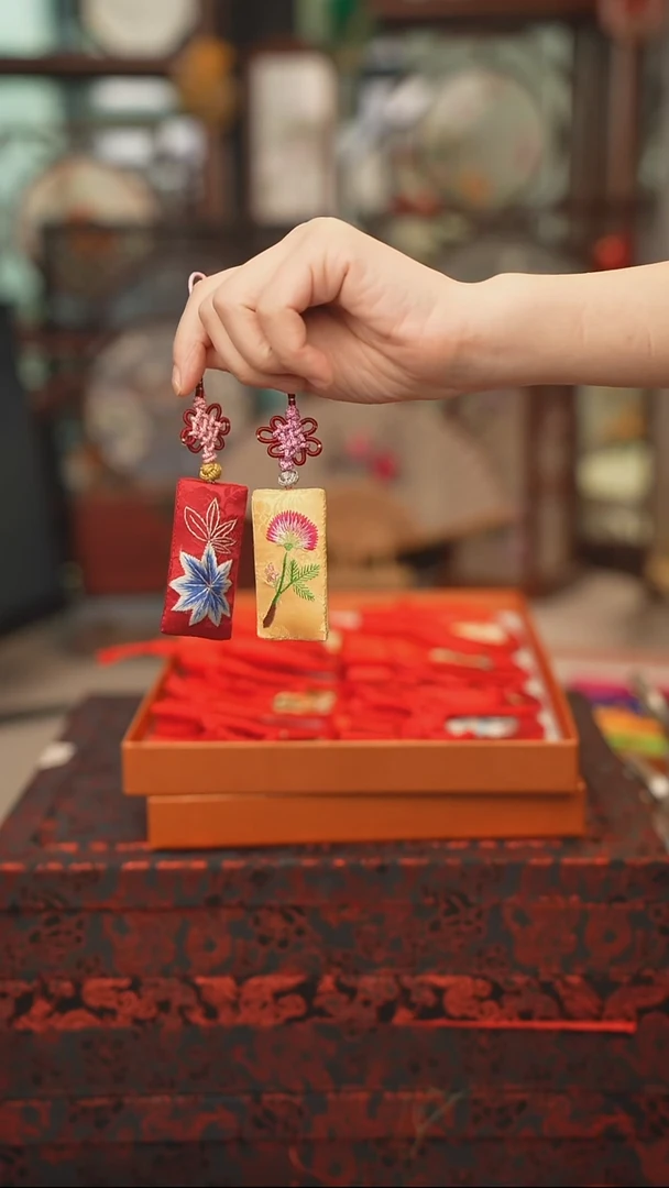 扇子绣花吊坠非遗