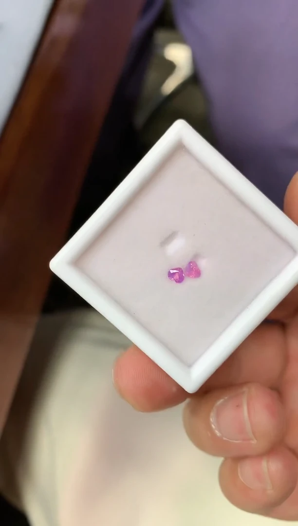 【闪购商品】蓝宝石裸石未镶嵌爱心 0.4ct 多样性发货一对2粒