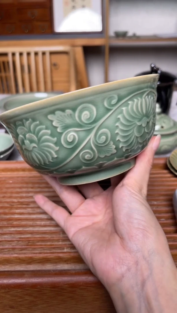 其他青瓷5.5英寸缠枝牡丹纹碗 微瑕