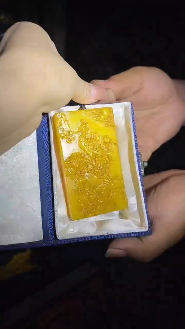 黄色雕刻印章带盒