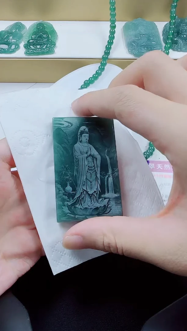 翡翠未镶嵌颈饰方观音