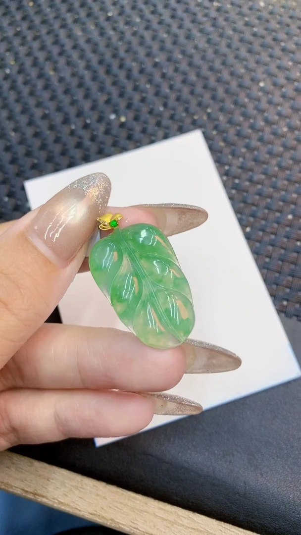 颈饰18K金镶嵌翡翠1