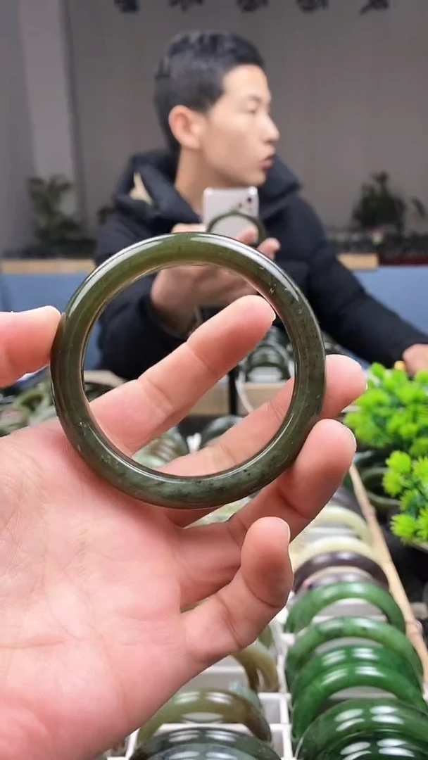 【闪购商品】和田玉手镯未镶嵌58