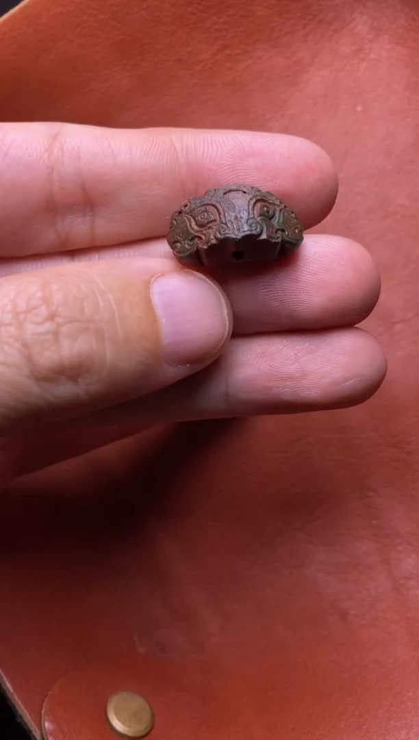 颈饰未镶嵌南红玛瑙包浆南红兽面背云（21*11*9）