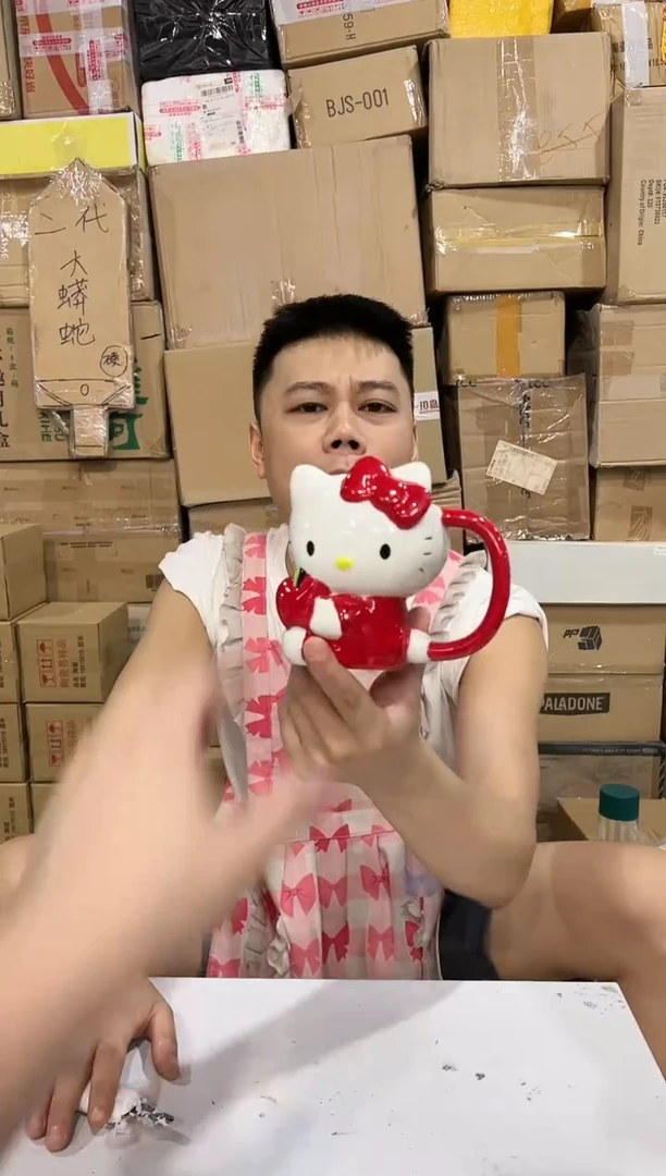 瓷片kt猫抱苹果水杯