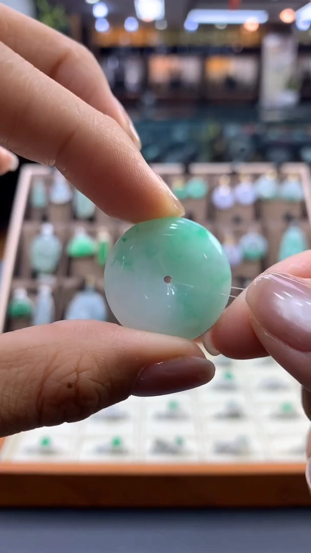 翡翠未镶嵌颈饰平安扣