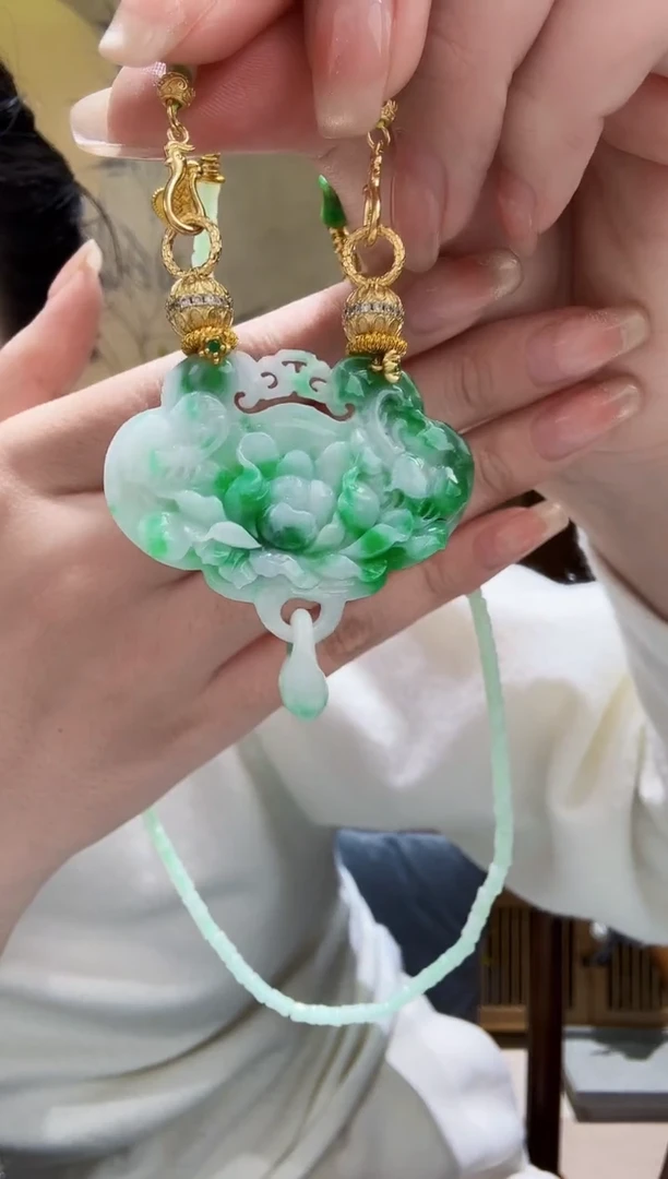 颈饰未镶嵌翡翠吊坠