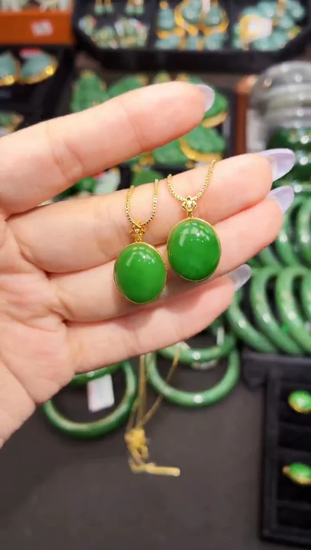 吊坠(赠链)18K金镶嵌和田玉多样性发一（由两部分组成）