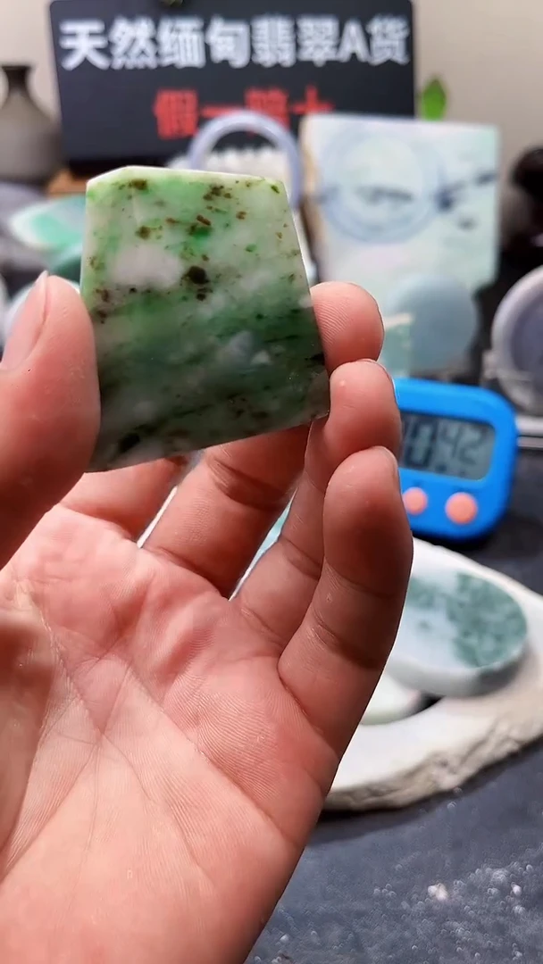 翡翠挂件未镶嵌翡翠