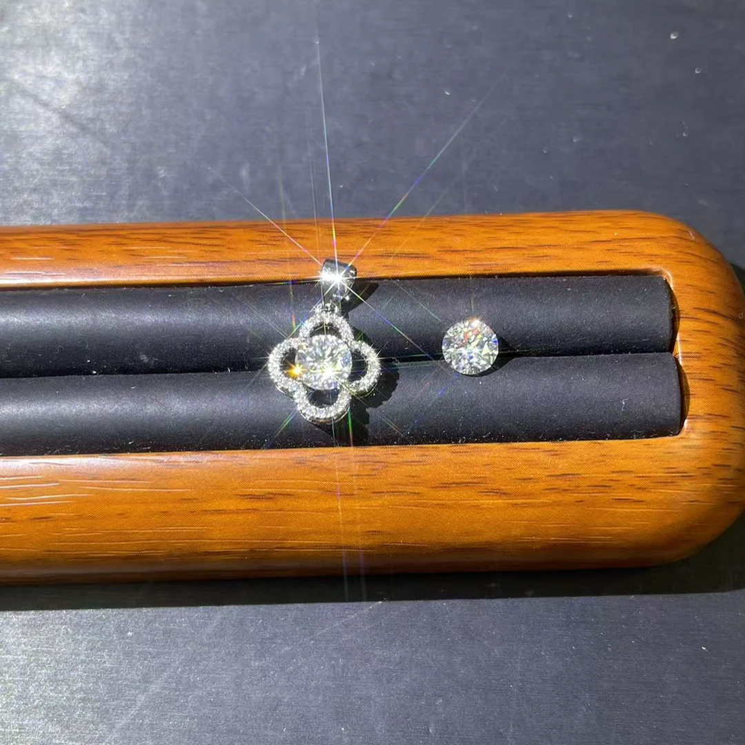 s786白色四叶草吊坠多样性发货