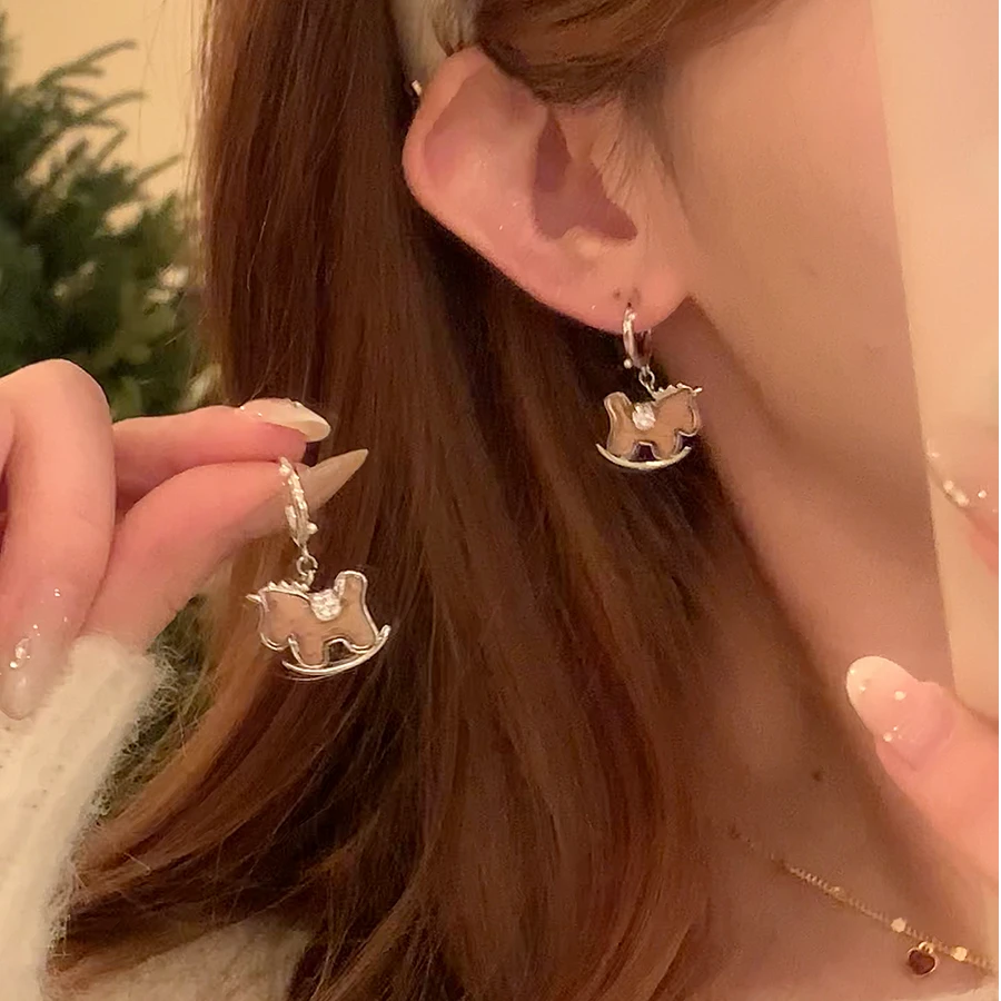 铜合金锆石耳饰 秋冬气质闪锆木质小马耳环女气质本命年耳针耳饰